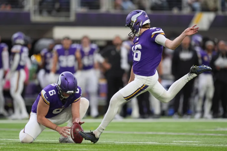Unbeaten Vikings keep Dolphins winless with dominant defense, Reichard's kicks, Hockenson's catches